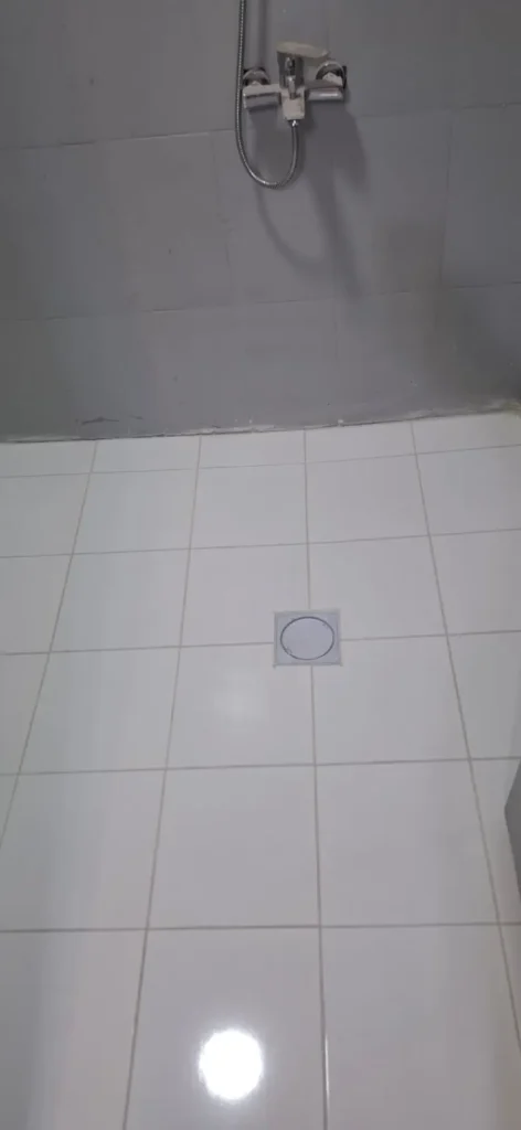 تسرب المياه من سقف الحمام